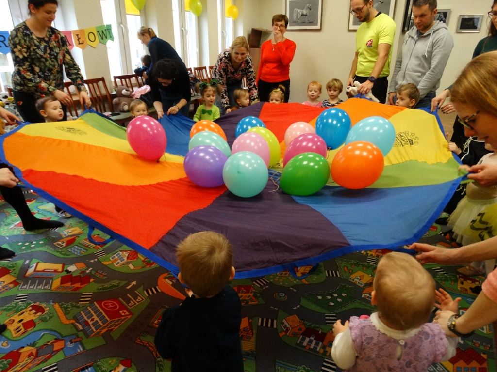 Chusta animacyjna, na której leży kilkanaście kolorowych baloników.
