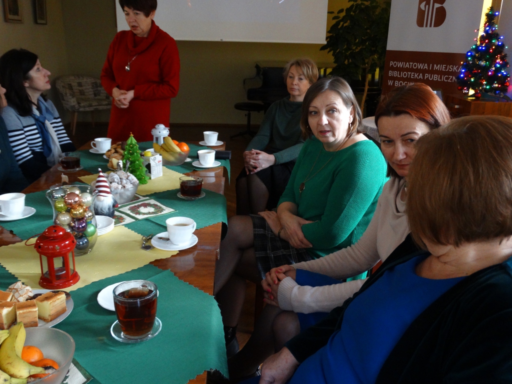 Grupa kobiet siedząca przy stole