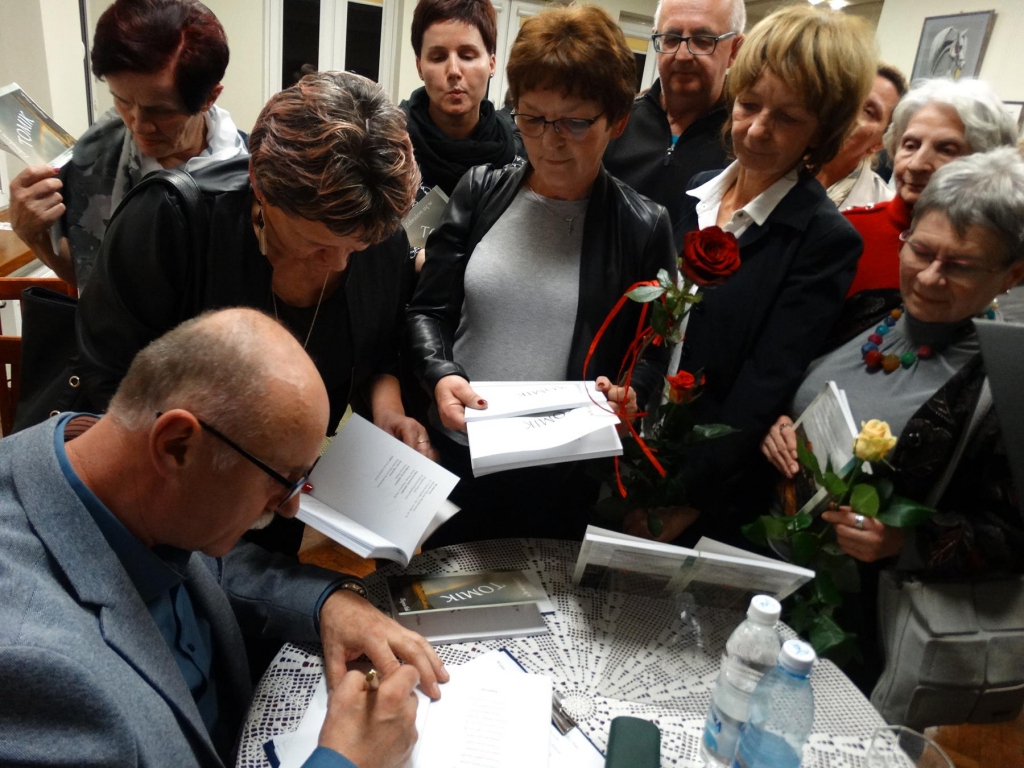 Zbigniew Pikuła i kolejka osób ustawiona po autograf.