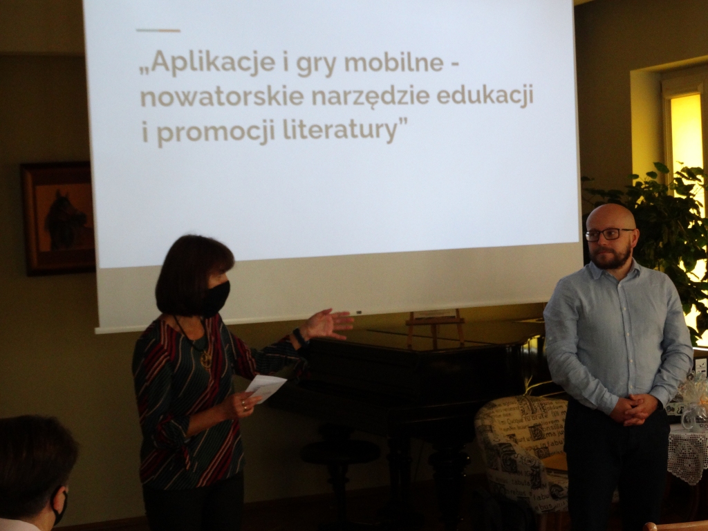 Instruktorka Biblioteki i Karol Baranowski na tle ekranu z tematyką szkolenia