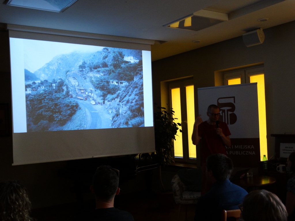 Ekran z prezentacją przedstawiającą górzysty krajobraz.