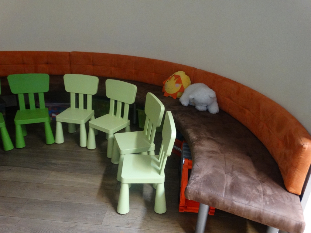 małe seledynowe krzesełka w kąciku dla najmłodszych