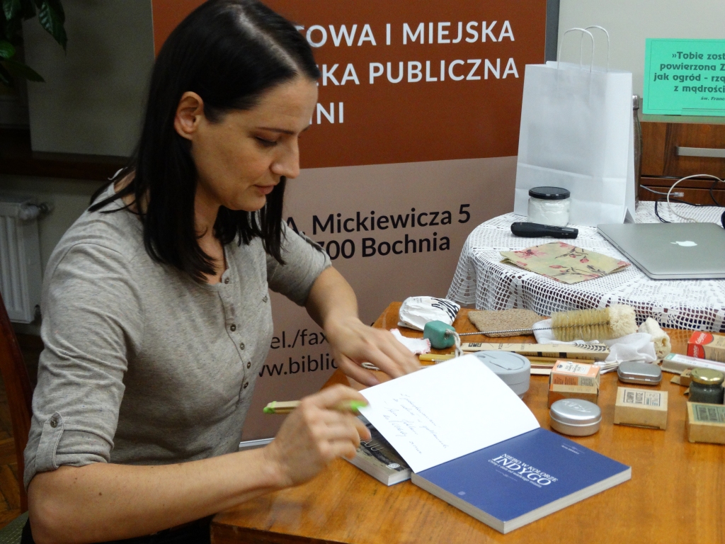 Anna Jaklewicz wpisuje dedykacje do książki swojego autorstwa