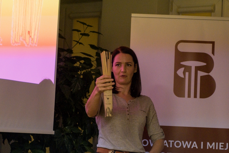Anna Jaklewicz prezentująca jeden z ekologicznych produktów
