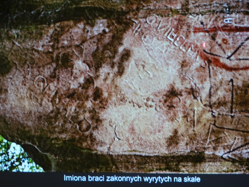 Jeden ze slajdów, który przedstawia imiona braci zakonnych wyrytych na skale