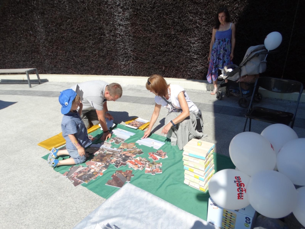 Dzieci podczas układania puzzli 