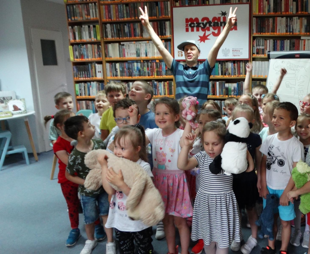 Przemysław Wechterowicz z grupą roześmianych dzieci