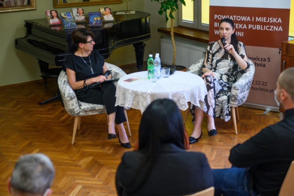 siedzące przy stoliku dyrektor biblioteki Dorota Rzepka oraz Ałbena Grabowska