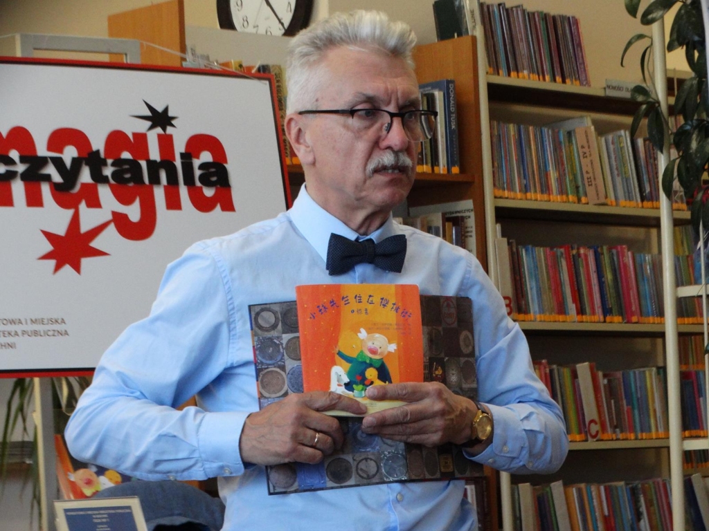 Wojciech widłak prezentuje swoją książkę
