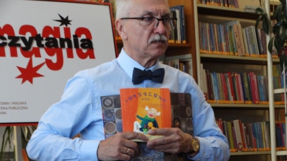 Wojciech widłak prezentuje swoją książkę