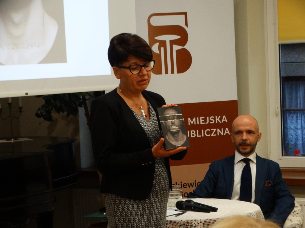 Dorota Rzepka prezentuje książkę Michała Majchrzaka