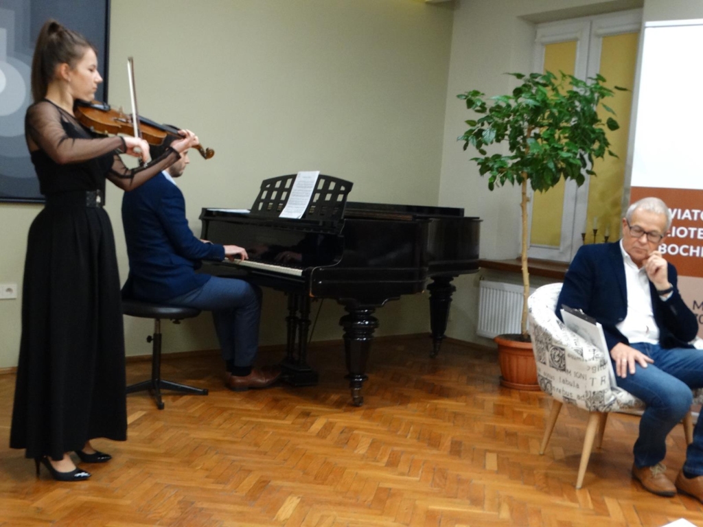 Grająca na skrzypcach uczennica szkoły muzycznej w Bochni