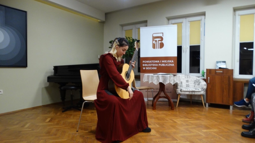Grająca na gitarze uczennica Szkoły Muzycznej II stopnia w Krakowie
