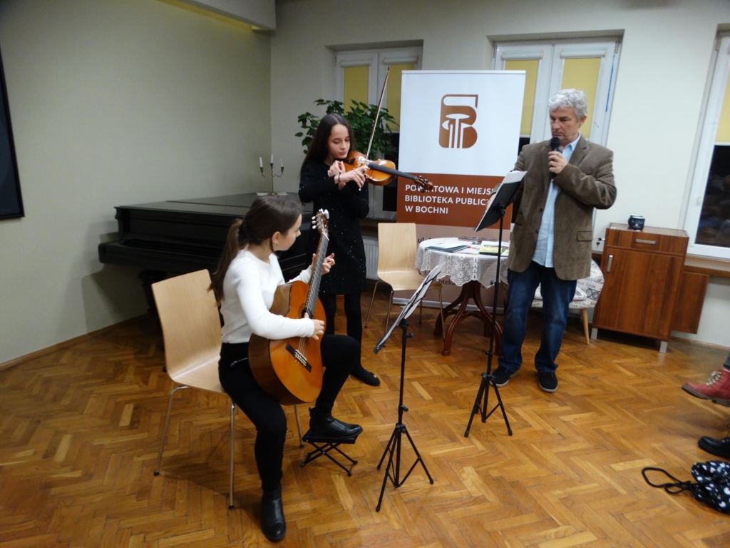Uczennice Szkoły Muzycznej w Mikluszowicach grające na skrzypcach i gitarze