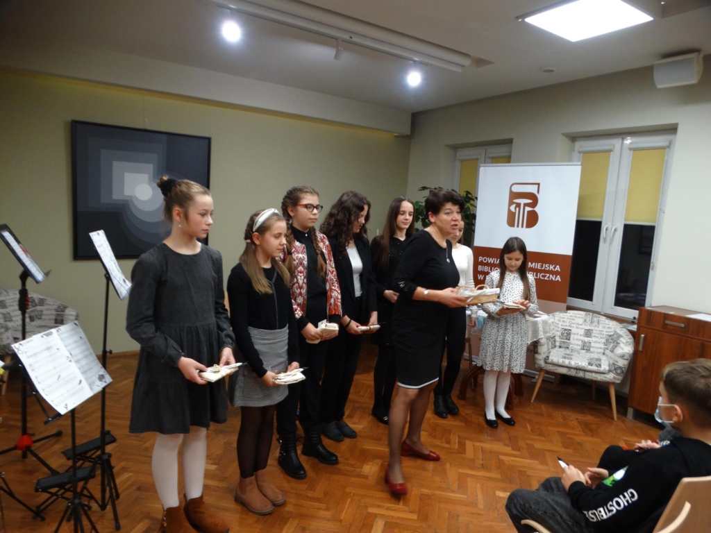 Dyrektor Biblioteki Dorota Rzepka dziękuje uczniom Szkoły Muzycznej w Mikluszowicach za udany występ