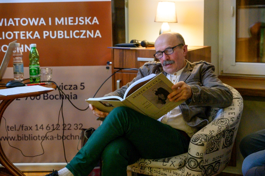 Andrzej Pacuła przegląda promowaną książkę