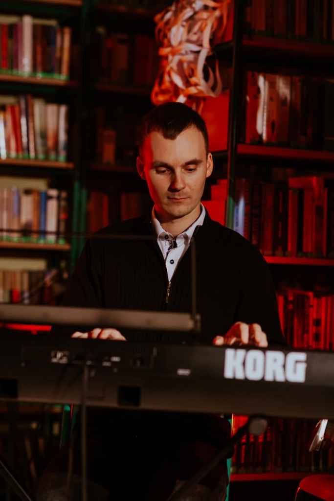 Grający na keyboardzie Michał Kocjan