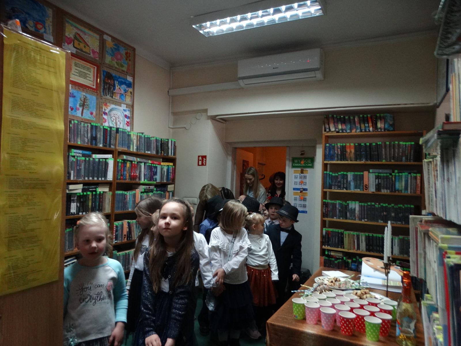 grupa dzieci w bibliotece