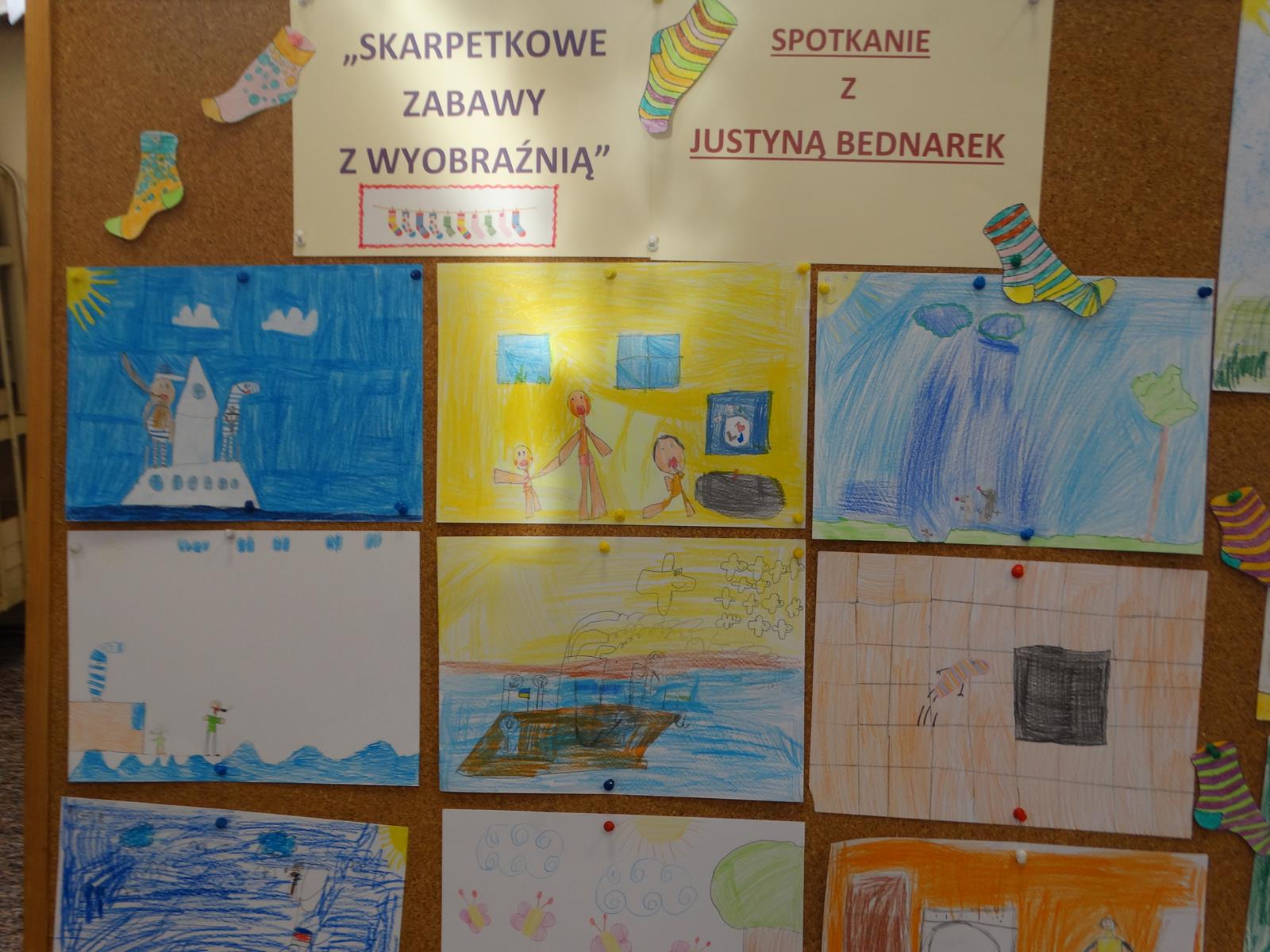 rysunki wykonane przez dzieci biorące udział w spotkaniach przedstawiające bohaterów książek Justyny Bednarek