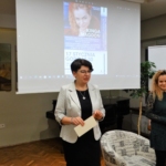Kingę Magdoń powitała dyrektor Biblioteki Dorota Rzepka