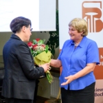 Dorota Rzepka dyrektor Biblioteki wręcza Aleksandrze Mączce bukiet kwiatów