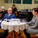 Na pierwszym planie Justyna Mączka, w tle prowadzący spotkanie Marcin Urban