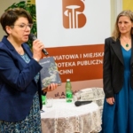Autorkę powitała dyrektor Biblioteki Dorota Rzepka