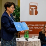 Dorota Rzepka prezentuje książkę Sabiny Jakubowskiej pod tytułem Akuszerki