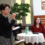 Natalię Belczenko wita dyrektor Biblioteki Dorota Rzepka