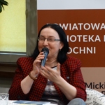 Na pierwszym planie Natalia Belczenko, w tle baner reklamujący Bibliotekę w Bochni