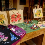 ekspozycja biżuterii i ręcznie malowane toreb na zakupy