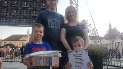 Nagrodzona drużyna Dzwonków prezentuje certyfikat i zdobytą nagrodę