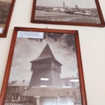 Fragment wystawy - fotografia zabytkowej dzwonnicy