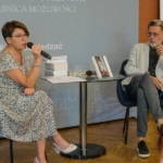 Spotkanie z Michałem Rusinkiem prowadziła dyrektorka biblioteki Dorota Rzepka