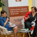 Dyrektor biblioteki Dorota Rzepka podczas rozmowy z Donisławą Golonką