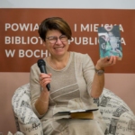 Dorota Rzepka prezentuje jedna z książek pisarki