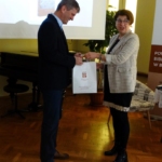 Dyrektorka Biblioteki Dorota Rzepka dziękuje Januszowi Paprocie za ciekawy wykład