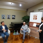 Tomasza Borejzę i Piotra Urbanika przedstawiła dyrektorka Biblioteki Dorota Rzepka