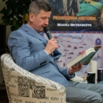 Maciej Młynarczyk czyta fragment swojej książki