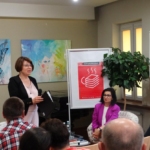 Autorkę i zebranych gości wita dyrektor Biblioteki Dorota Rzepka