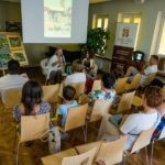 Publiczność zgromadzona w sali klubu Biblioteki