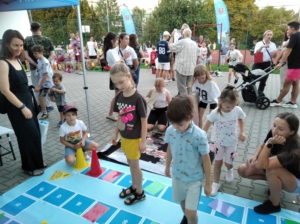 Piknik integracja na osiedlu Niepodległości, zabawy i zajęcia dzieci