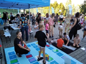 Piknik integracja na osiedlu Niepodległości, zabawy i zajęcia dzieci