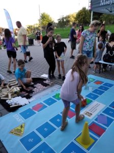 Piknik integracja na osiedlu Niepodległości, zabawy i zajęcia dzieci