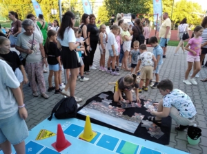 Piknik integracja na osiedlu Niepodległości, zabawy i zajęcia dzieci