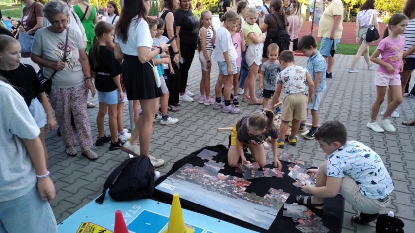 Piknik integracja na osiedlu Niepodległości, zabawy i zajęcia dzieci