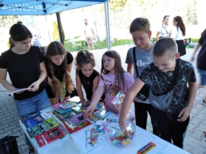 Piknik integracja na osiedlu Niepodległości, zabawy i zajęcia dzieci