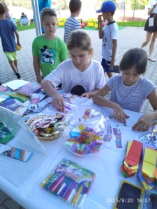 Piknik integracja na osiedlu Niepodległości, zabawy i zajęcia dzieci