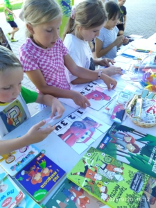 Piknik integracja na osiedlu Niepodległości, zabawy i zajęcia dzieci