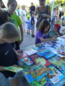 Piknik integracja na osiedlu Niepodległości, zabawy i zajęcia dzieci
